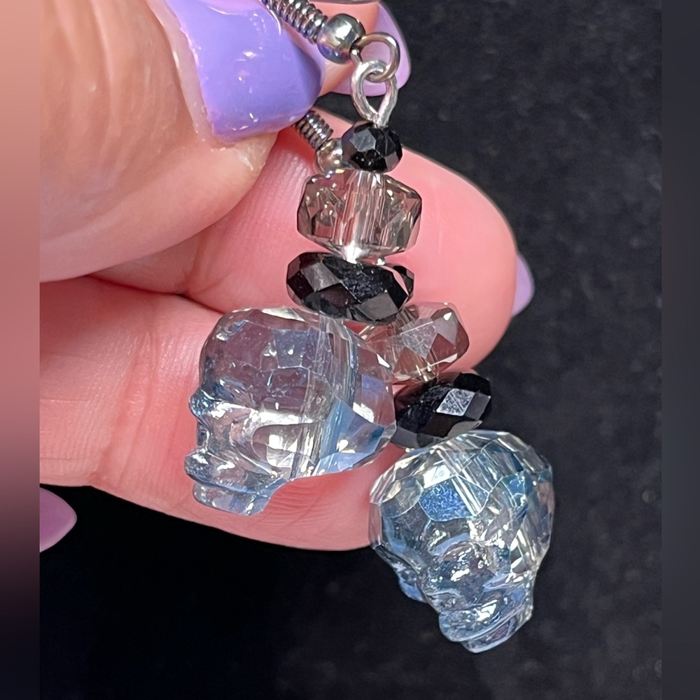 💀Really cool Swarovski skull earrings with blue tones and black accent!